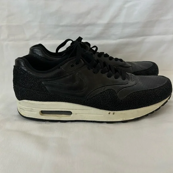 Men’s Black Nike Sneakers - Picture 1 of 4